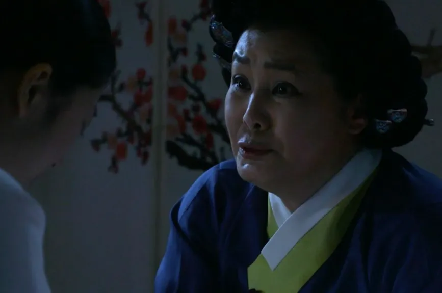 Song-yi, consciente de su caída profesional, confiesa sentir culpa a pesar de no haber hecho nada malo. Su voz tiembla al cuestionarse por qué el mundo la juzga tan cruelmente.