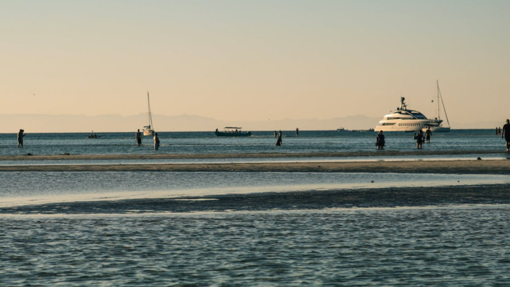 Rescatan a dos adultos mayores extranjeros en mares.png