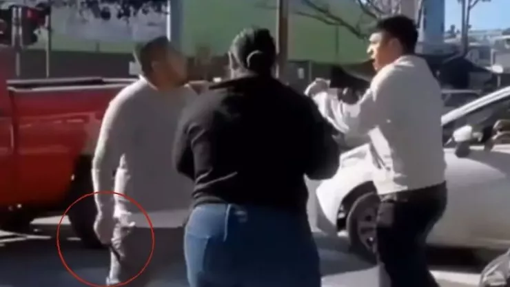 VIDEO FUERTE: Brutal pelea entre conductores en Tijuana deja un vehículo destrozado en plena vía pública