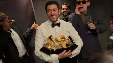 Lady Gaga le mete tremendo susto a Bad Bunny en la entrega de los Grammys