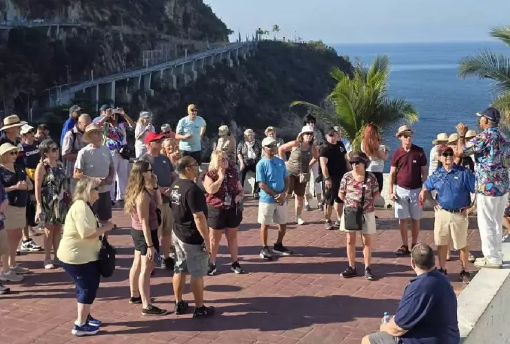 Turistas internacionales visitan lugares tradicionales de Acapulco.jpg