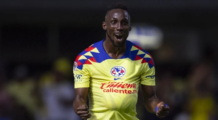 Julián Quiñones festeja gol con América