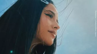 Becky G con el aire en la cara..jpg