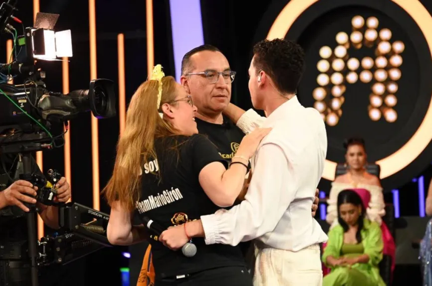 Mario Girón recibió una emotiva sorpresa en el escenario cuando sus padres subieron para celebrar su próximo cumpleaños. Con sonrisas y abrazos, le expresaron su orgullo y amor, llenando el ambiente de calidez y emoción.