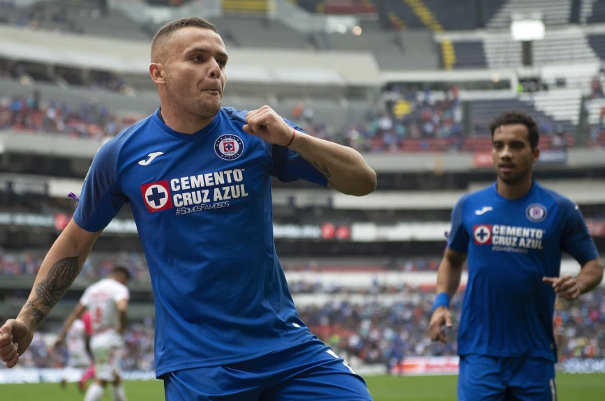 Cruz Azul golea y es más líder que nunca