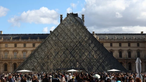 Foto del exterior del Museo del Louvre.
