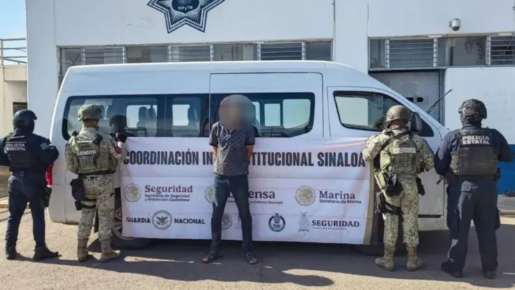 Detienen a hombre con minibús robado en Navolato