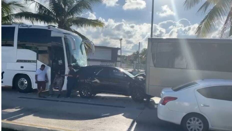 Aparatosos ACCIDENTE en avenida Tulum de Cancún; camiones ‘aplastan’ a camioneta