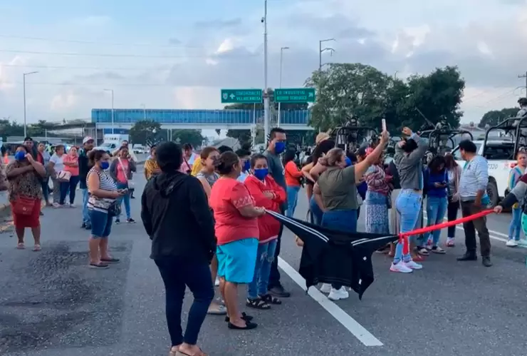 Familiares bloquean carretera Villahermosa - Frontera