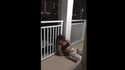 VIDEO: Mujer zombie causa terror a residentes de departamentos en Florida.