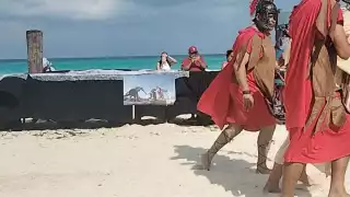 Viacrucis en Playa Delfines en Cancún 2023