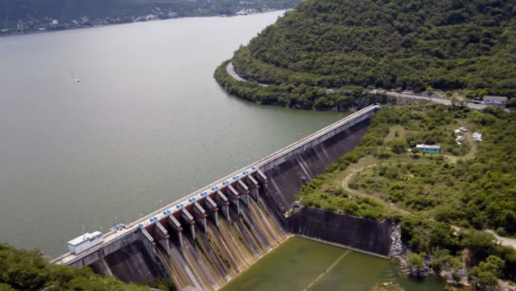 Estructura hidráulica que se construye en un río o arroyo para almacenar agua y regular su cauda.