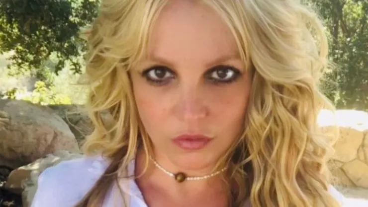 Britney Spears responde por qu&eacute; posa en topless en redes sociales.