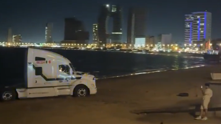 Tractocamión en playa de Mazatlán.png