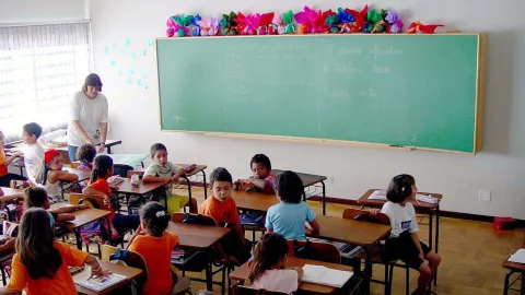 Un grupo de niños tomando clases en una escuela de educación básica