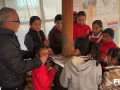 Una chimenea en pleno salón de clases intenta calentar a los alumnos en la comunidad de La Silla en Durango.