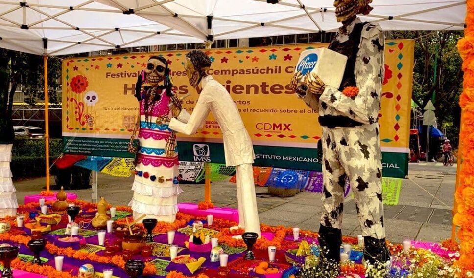 VIDEO: Colocan la primera ofrenda en Reforma por Día de Muertos