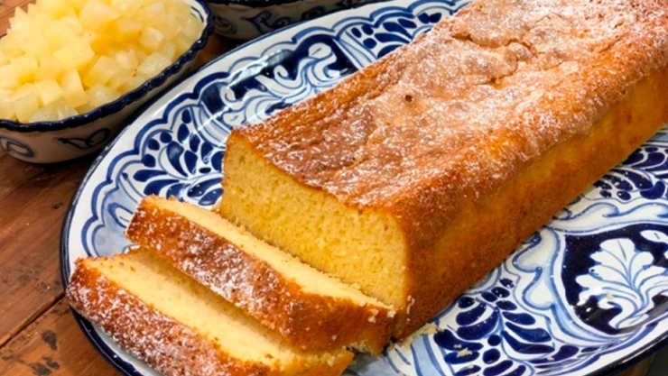 Pan chimbo en un plato sobre una mesa.