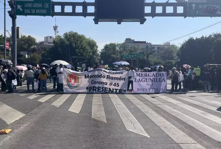 Protesta de locatarios de mercados públicos en toda la CDMX, en contra de la digitalización de trámites.