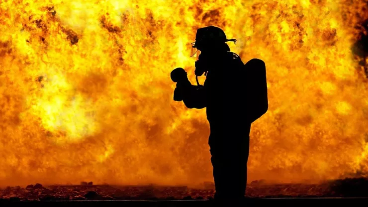 Bombero en incendio