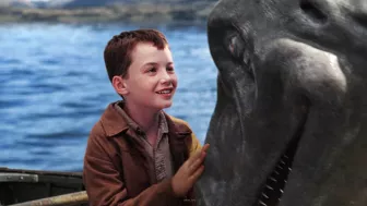 Escena de la película ‘Mi Mascota es un Monstruo’ (The Water Horse: Legend Of The Deep) con Alex Etel como Angus MacMorrow por Azteca 7.
