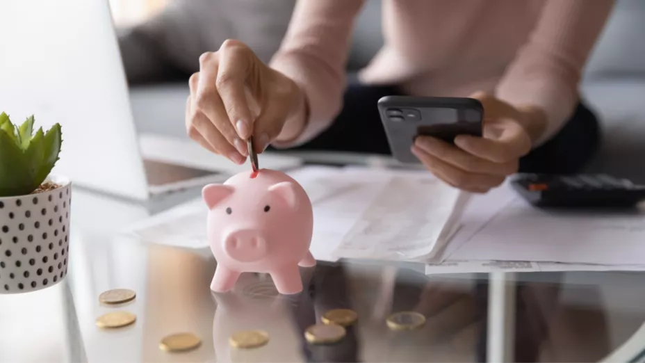 Una mujer calcula cuánto dinero debe guardar.