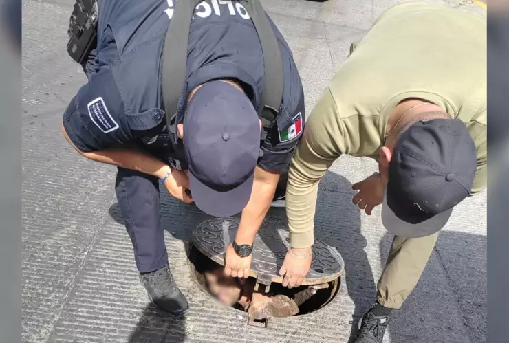 hombre atorado en alcantarilla