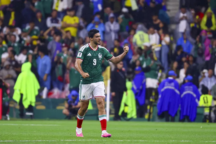 Gil Mora recibe consejo de Raúl Jimenez