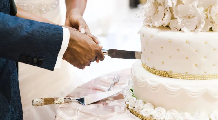 49 ideas de pastel de bodas que puedes tomar como inspiración: desde sencillos hasta muy elaborados.