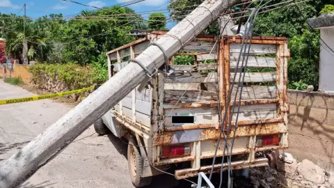 Camioneta derriba poste de luz en Okutzcab; familias sin energía