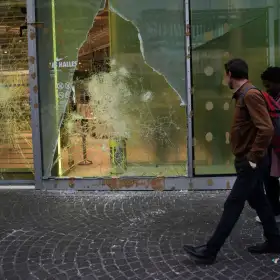 Una tienda saqueada durante las protestas en París.