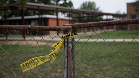 Escuelas de EEUU refuerzan seguridad tras tiroteo en Uvalde, Texas