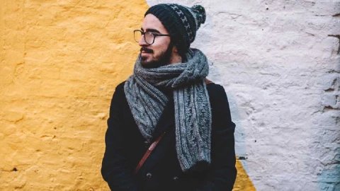 Joven bien abrigado por el frío