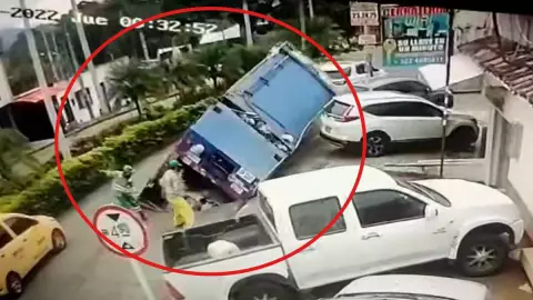 Camión de basura cae a socavón