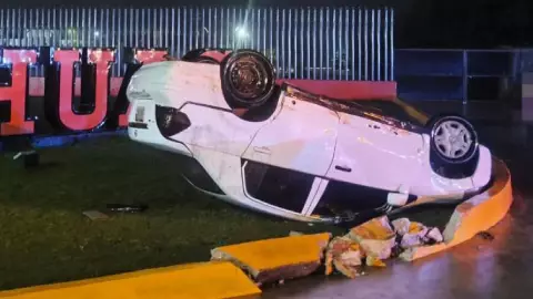 Fuerte volcadura HOY sobre el Bulevar Colosio en Cancún; autor del accidente se da a la fuga