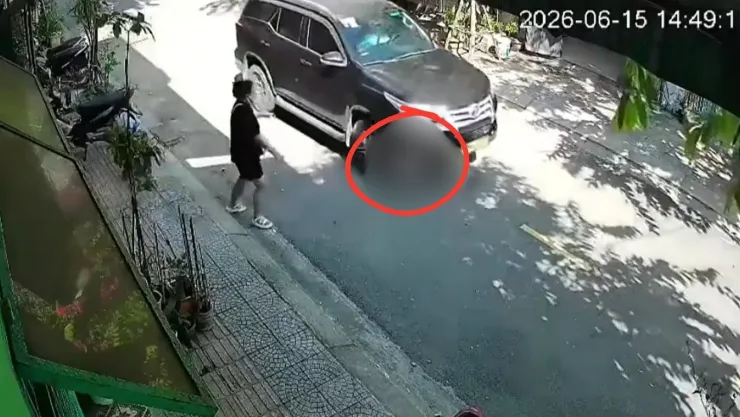 Cámara de seguridad graba accidente de un menor que cruzó la calle sin supervisión