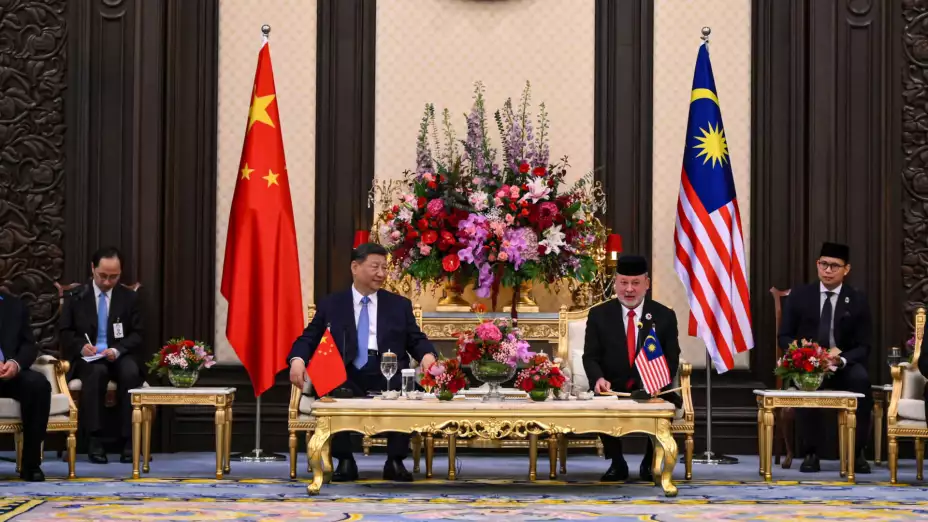 Xi Jinping, presidente de China, con el sultán Ibrahim Iskandar, rey de Malasia, en Kuala Lumpur