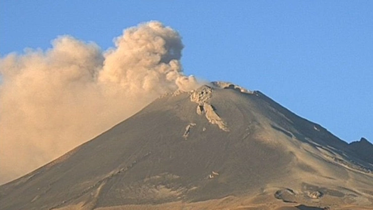 Volcán Popocatépetl hoy 29 de noviembre de 2024 emite impresionante fumarola