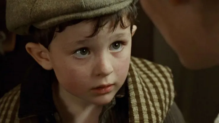 En la imagen, un frame de la película Titanic, donde aparece Reece Thompson, el niño de Titanic que sigue cobrando regalías.