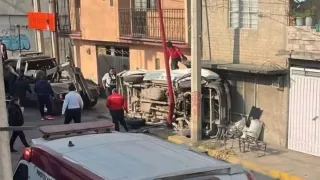 Combi sale proyectada de la México-Puebla y cae sobre una vivienda