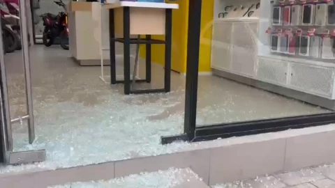 Tienda de celulares en Plaza del Bulevar 5 de Mayo sufre cristalazo