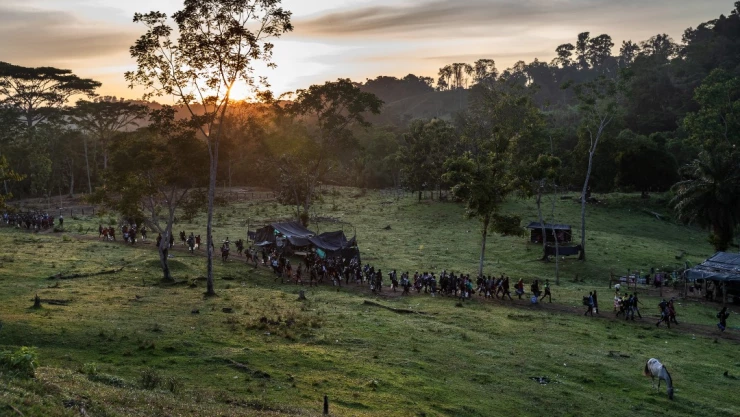 Los enfrentamientos entre el Ejército de Liberación Nacional (ELN) y las Disidencias de las FARC iniciaron en mayo. La mayoría de desplazados son indígenas.