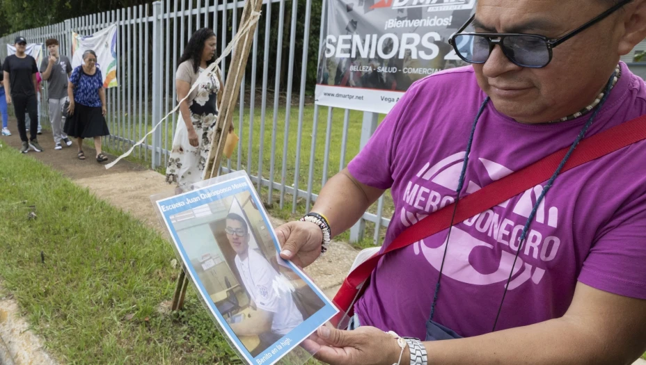 Gente recorre escuela donde estudió Bad Bunny