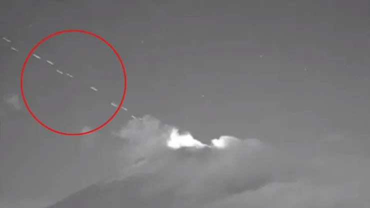 ¿Fueron ovnis? Extraños objetos salen del Popocatépetl en fila
