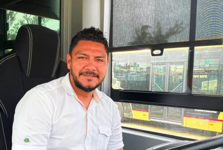 Con camisa blanca, tatuajes y barba, el chófer causó revuelo en Facebook