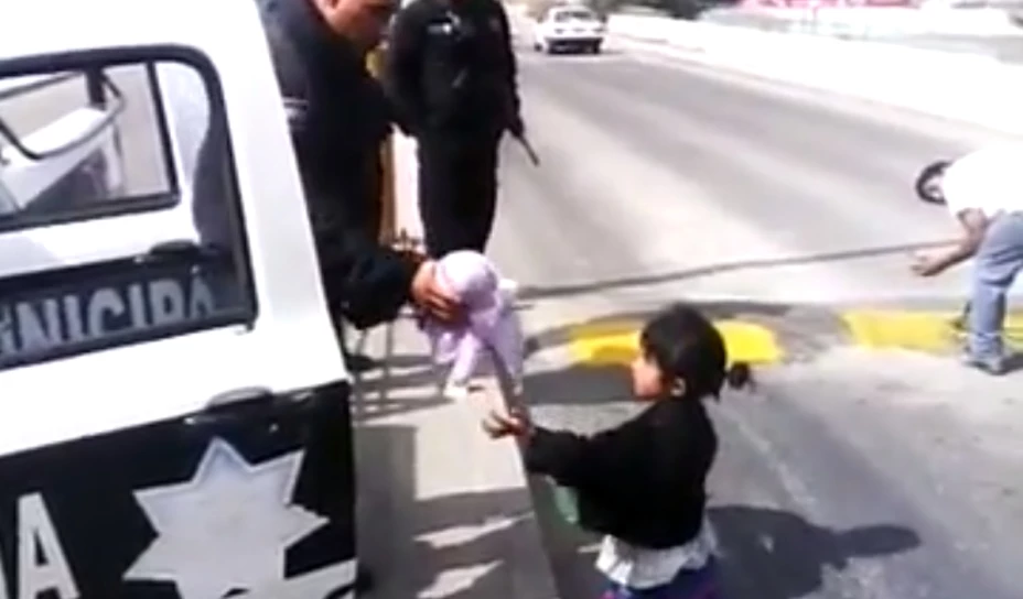 Policías del Edomex regalan juguete a niña de la calle