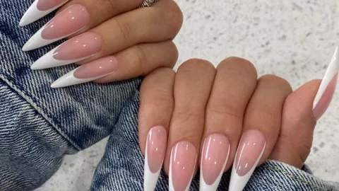 6 diseños de uñas tipo stiletto para looks extravagantes y fuera de lo común
