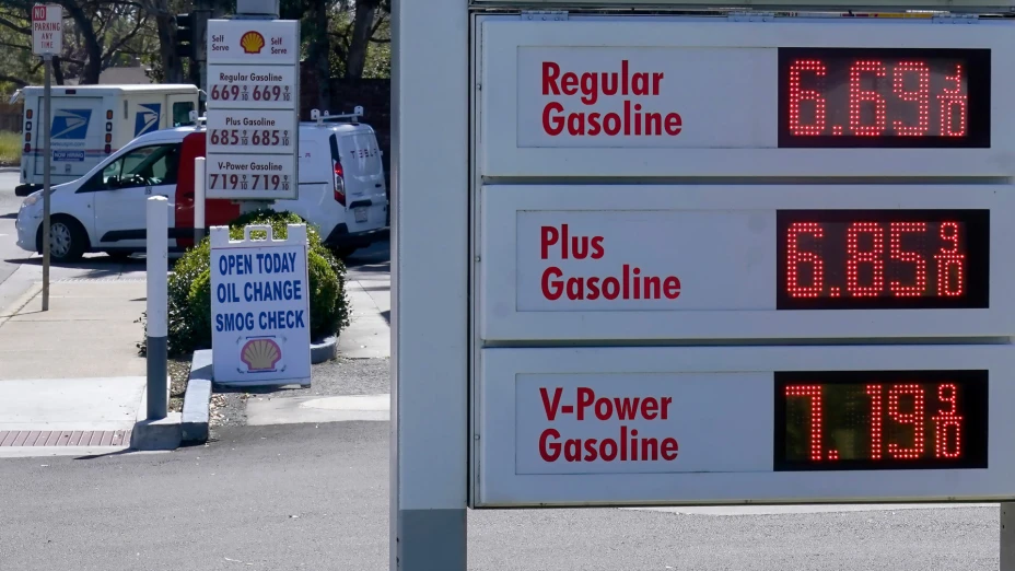 Letreros con precios de gasolina en EU.