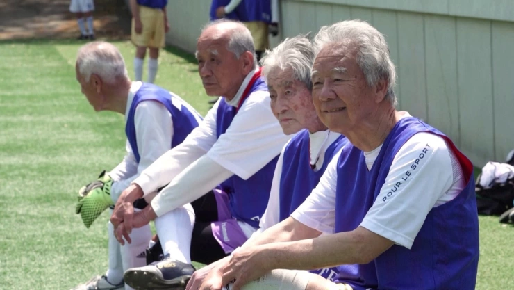 ¡Viejos los cerros! Japón presume liga de futbol para jugadores mayores de 80 años.