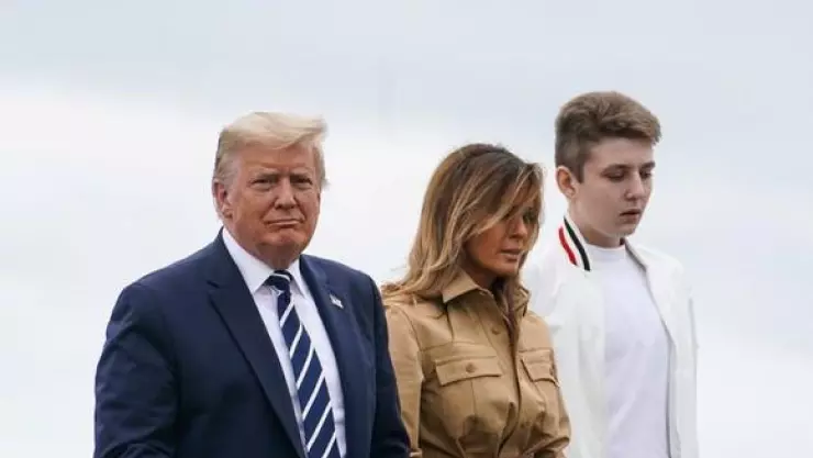 Donald Trump junto a su esposa Melania y Barron.